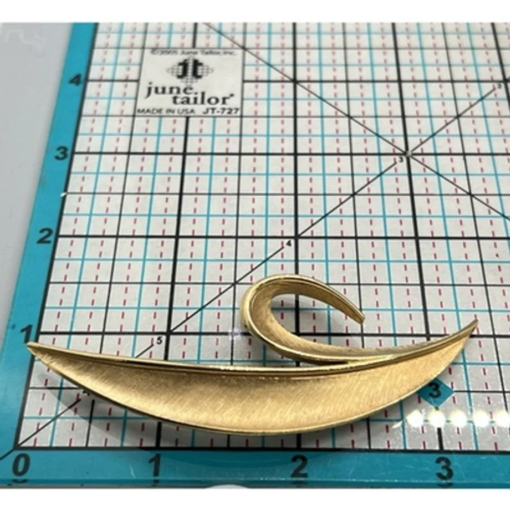 Vintage Trifari Mark Brooch Gold Tone‎ Mid Century Modern Swoop Pin Signed